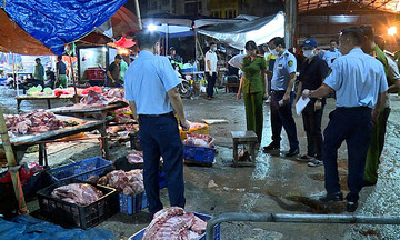 Tẩm tiết lên thịt lợn bệnh để 'phù phép' thành hàng tươi ngon