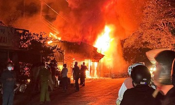 Cha khóa cửa đi nhậu khiến con mắc kẹt trong đám cháy