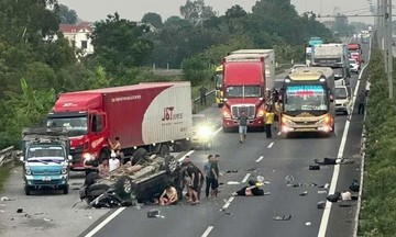 Ôtô lật ngửa sau tai nạn trên cao tốc