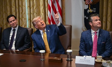 Ông Trump khoe cách bài trí Nhà Trắng trong cuộc họp nội các