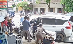 Người dân đập cửa cứu tài xế hôn mê trong xe