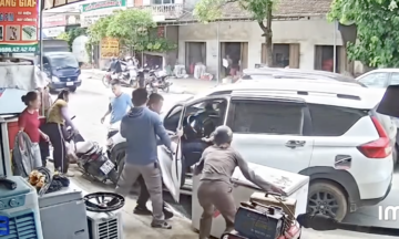 Người dân đập cửa cứu tài xế hôn mê trong xe
