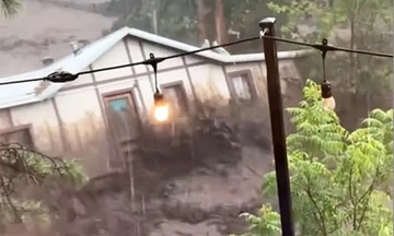 Khoảnh khắc lũ quét cuốn trôi nhà ở Mỹ