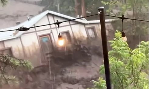 Khoảnh khắc lũ quét cuốn trôi nhà ở Mỹ