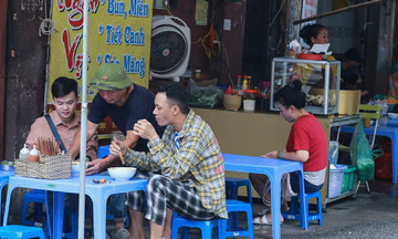 Sở Y tế Hà Nội: '70% điểm bán thức ăn đường phố khó truy xuất nguồn gốc'
