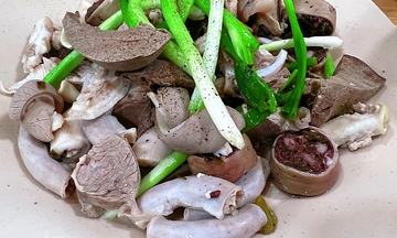 Nguy kịch sau khi ăn tiết canh, lòng lợn