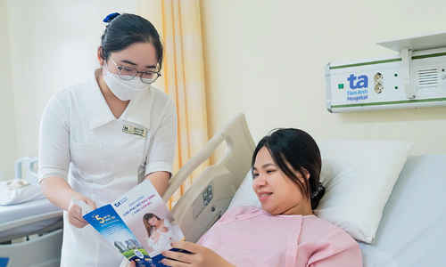 Mẹ bị ngộ độc thực phẩm có nên cho con bú?