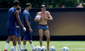 HLV Enrique cởi trần chỉ đạo PSG