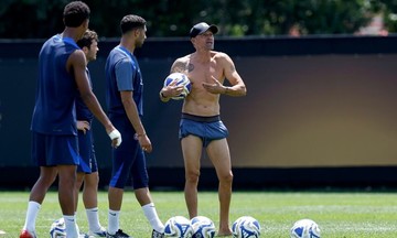 HLV Enrique cởi trần chỉ đạo PSG