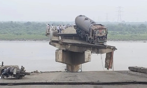 Bridge collapse in Gujarat, India, kills 10