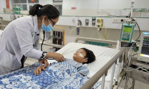 Bé trai dập phổi sau tai nạn trên cao tốc Vĩnh Hảo - Phan Thiết