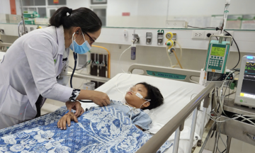 Bé trai dập phổi sau tai nạn trên cao tốc Vĩnh Hảo - Phan Thiết