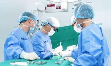 Bướu giáp thòng xuống ngực bít đường thở