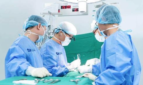 Bướu giáp thòng xuống ngực bít đường thở