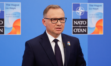 Tổng thống Ba Lan dọa đóng cơ sở trung chuyển vũ khí cho Ukraine