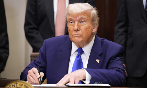 Đằng sau quyết định gửi thư báo thuế của ông Trump