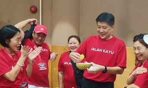 Nghị sĩ Singapore dẫn cử tri sang Malaysia ăn sầu riêng để cảm ơn