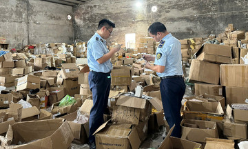 Phát hiện kho hàng chứa gần 48.000 sản phẩm nhập lậu bán trên TikTok
