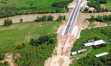 Cầu Quảng Đà xây xong ba tháng vẫn thiếu đường dẫn