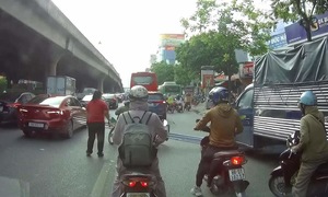 Xe tải đẩy thanh thép của xe máy vào ôtô con, ai phải đền?