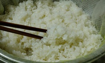 Tại sao nên ngâm gạo trước khi đồ xôi?
