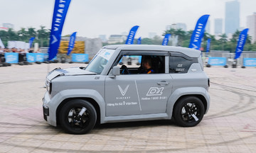 Chuyên gia trình diễn 'drift' VinFast VF 3 tại Hà Nội
