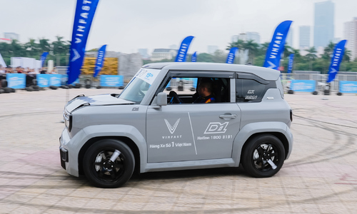 Chuyên gia trình diễn 'drift' VinFast VF 3 tại Hà Nội