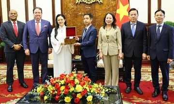 Amanda Nguyễn bàn giao hạt sen mang về từ vũ trụ cho Việt Nam