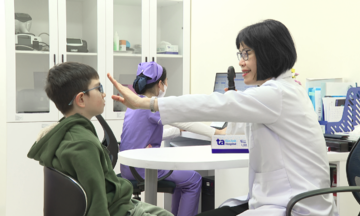 Phẫu thuật cho bé trai bị lác mắt