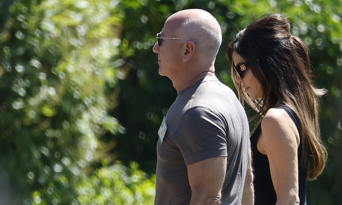 Tỷ phú Jeff Bezos nuôi lại tóc