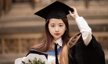 Tiến sĩ toán học Oxford bị chỉ trích vì 'quá xinh đẹp'
