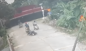 Chàng trai cứu sống cháu bé trước mũi tàu hỏa