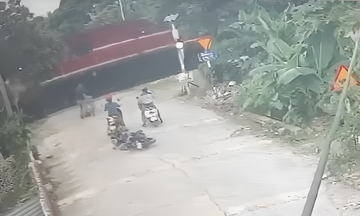 Chàng trai cứu sống cháu bé trước mũi tàu hỏa