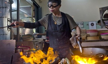 Cửa hàng trứng cuộn cua huyền thoại ở Bangkok - thất vọng và ngưỡng mộ