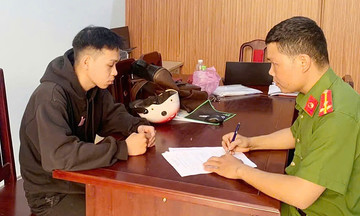 Bị bắt sau 2 giờ cướp dây chuyền vàng của cụ bà