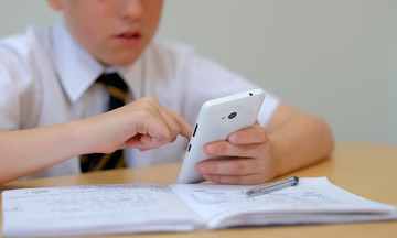 Lo sức khỏe tinh thần học sinh suy giảm, nhiều nước 'cấm cửa' smartphone