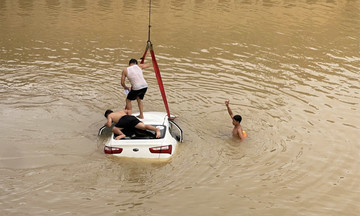 Tai nạn liên hoàn, ôtô 5 chỗ lao xuống sông