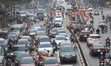 'Hà Nội cần hỗ trợ người dân chuyển đổi phương tiện khi cấm xe máy xăng'