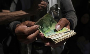 Người Gaza 'khóc ra máu' vì cơn khát tiền mặt