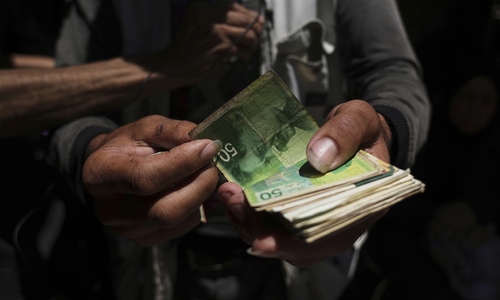 Người Gaza 'khóc ra máu' vì cơn khát tiền mặt