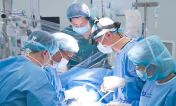 Sửa chữa trái tim dị tật một thất của bé gái