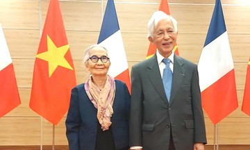 Professors Tran Thanh Van and Le Kim Ngoc elevated to officer of the legion of honor