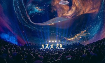 Backstreet Boys gây choáng ngợp với sân khấu phong cách vũ trụ