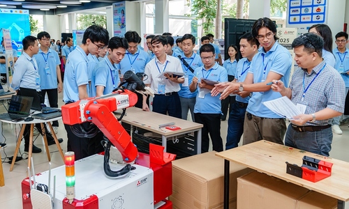 IUH students win Mitsubishi Electric automation competition
