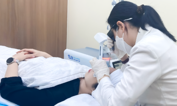 Xóa xăm 'chân mày tài lộc' bằng laser