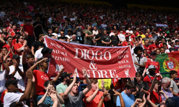 Liverpool tưởng nhớ Diogo Jota trong trận giao hữu đầu hè