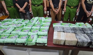 60 bánh heroin, 37 kg ma túy đá chất trong ôtô