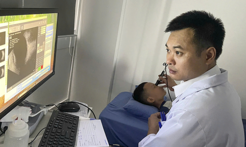 Chơi kéo dây thun, bé trai bị bóng tennis đập vào mắt dập nhãn cầu