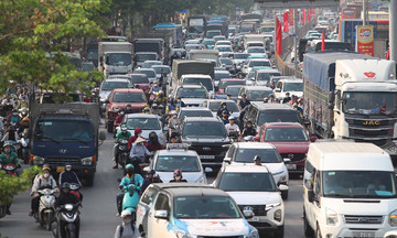 Lo ngại đảo lộn cuộc sống vì cấm xe máy xăng