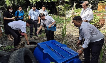 Sốt xuất huyết rình rập từ ổ đọng nước quanh nhà